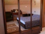une chambre avec un lit et un miroir accroché au mur