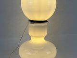 gros plan d'une lampe sur une table à fond blanc