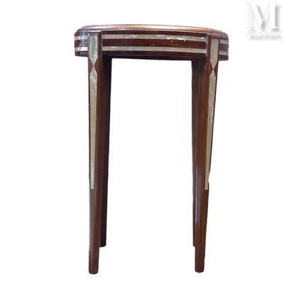une photo d'une table d'appoint avec un plateau en bois