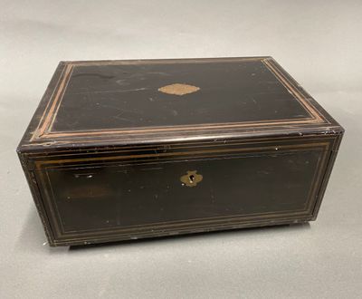 Coffret rectangulaire en bois noirci et filets de laiton. Ch…
