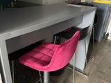 deux chaises roses posées au comptoir de la cuisine