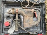 une boîte contenant une perceuse et d'autres outils