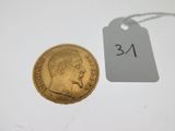 gros plan d'une pièce d'or portant une étiquette de prix