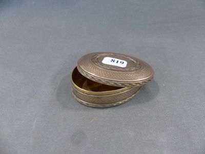 une petite boîte en métal sur laquelle est collée une étiquette