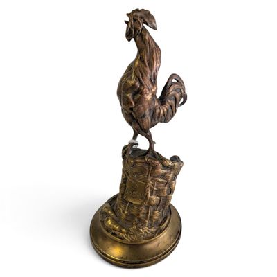 une statue représentant un coq perché sur une souche de bois