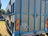 un camion garé sur l'herbe, dans le champ