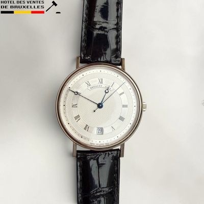 une image d'un gros plan d'une montre-bracelet avec des chiffres romains