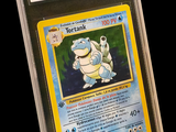 une image d'une carte à collectionner Pokémon sur laquelle figure un personnage Pokémon