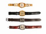 Quatre modèles de montres différents sont présentés sur un fond blanc