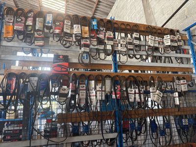 un mur recouvert de divers types d'équipements électriques