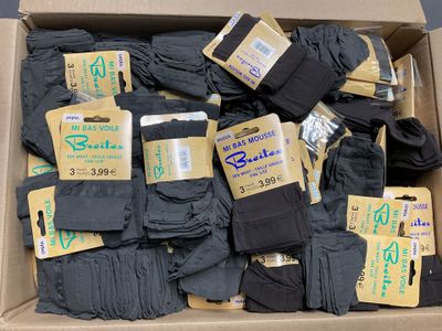 une boîte en carton remplie de nombreux vêtements noirs
