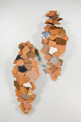 une sculpture réalisée à partir de morceaux de carton posés sur une surface blanche