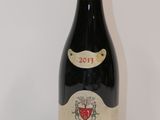 une bouteille de vin posée sur une table