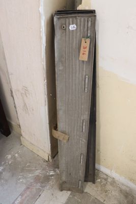 une image représentant un morceau de bois appuyé contre un mur