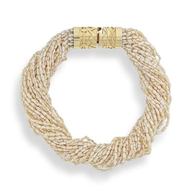 gros plan d'un bracelet sur fond blanc