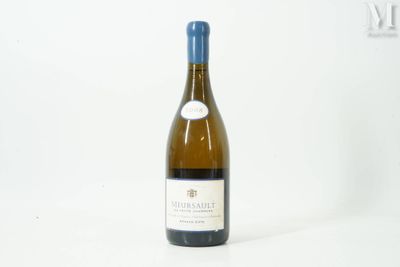 une bouteille de vin posée sur une table