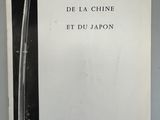 un vieux livre sur lequel figure l'image d'un couteau