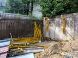 un tas de matériaux de construction posé par terre à côté d'une clôture