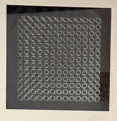 une photo d'une photo en noir et blanc représentant des cercles