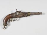 un vieux pistolet avec une poignée en bois sur une surface blanche