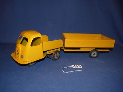 JRD : camion Citroën avec remorque, de couleur jaune (années…