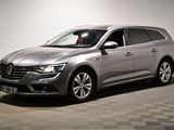 La nouvelle Volkswagen Passat est garée dans un garage.