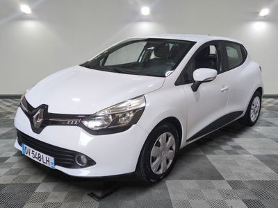 la voiture blanche est garée sur un sol en damier dans le garage