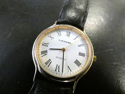 gros plan d'une montre-bracelet sur une surface noire