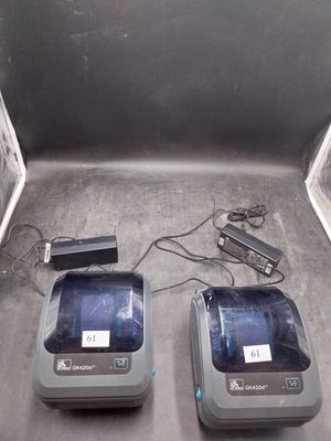 deux téléphones portables posés sur une table