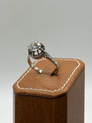an image of a diamond ring sitting on top of a wooden box