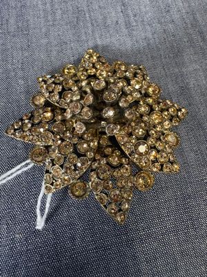 un gros plan d'une broche ornée d'une multitude de cristaux