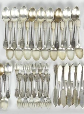 beaucoup de cuillères en argent et de cuillères sur la table