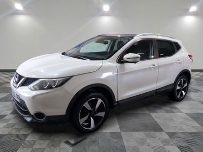 le suv blanc de nissan est garé sur un sol en damier