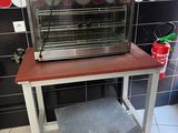 un four posé sur une table dans la cuisine