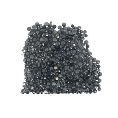 un gros plan sur un tas de perles en diamant noir sur fond blanc