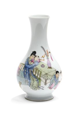CHINE VASE balustre en porcelaine émaillée polychrome à déco…