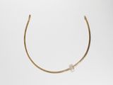 un collier en or orné d'une perle