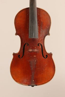 un vieux violon posé sur une surface blanche
