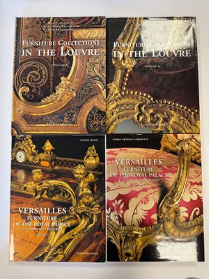 deux livres posés sur les accoudoirs des meubles du Louvre