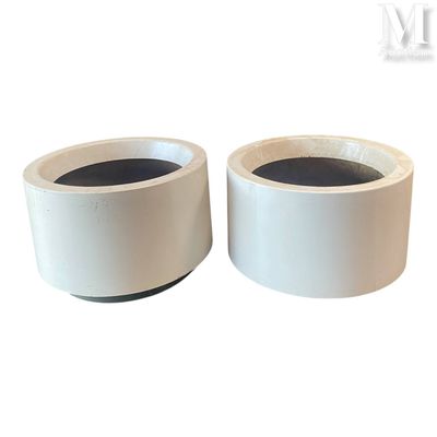 deux vases blancs posés l'un à côté de l'autre sur une table