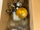 une boîte contenant des objets en verre et en métal