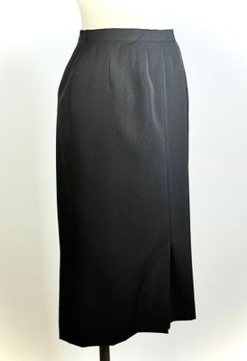 CHANEL BOUTIQUE jupe droite noire entièrement doublée de soi…