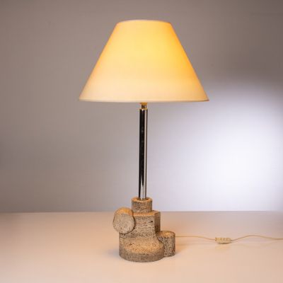 l'image d'une lampe posée sur une table