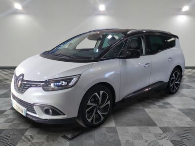 La Renault C-Cross blanche est garée sur un sol à damier