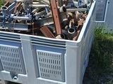 un gros tas de bric-à-brac dans une poubelle posée par terre