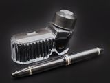 un stylo et un encrier posés sur une table