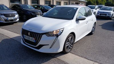 une voiture blanche garée dans un parking