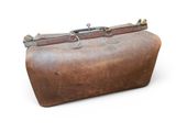 un sac en cuir marron muni d'une poignée métallique, posé sur une surface blanche