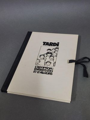un livre blanc surmonté d'un ruban noir