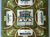 un gros plan sur une écharpe verte ornée d'une illustration représentant un bateau